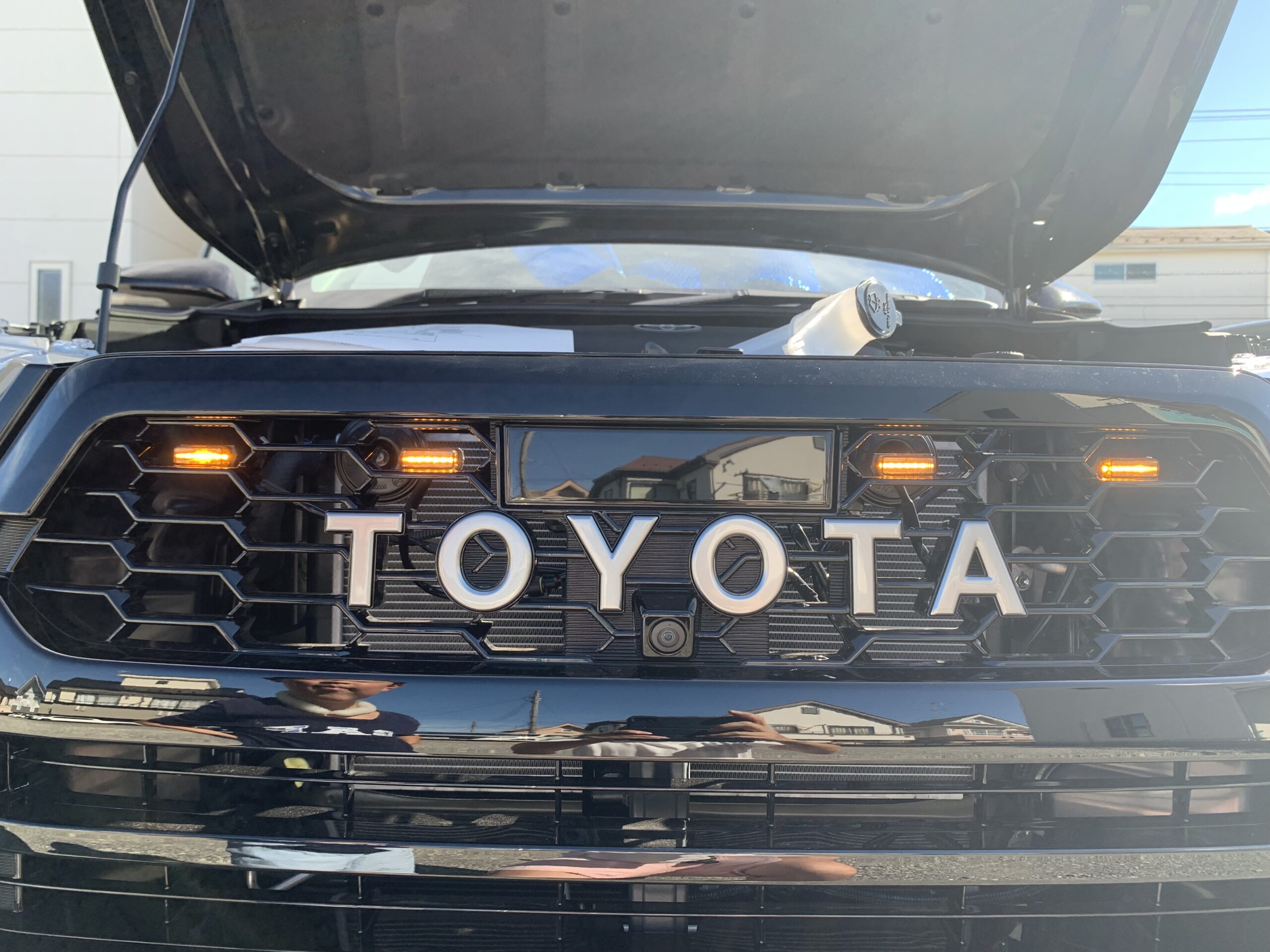 トヨタ『ハイラックスGR』にグリルマーカーを取り付ける！電源と配線色